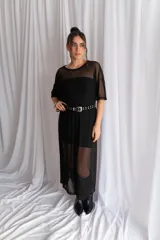 Vestido midi negro de tul transparente, de manga corta y corte recto y holgado.