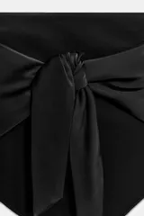 Top negro de escote palabra de honor, con diseño sin tirantes y bajo en punta asimétrico.