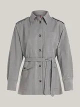 Campera tipo americana con estampado de cuadros Príncipe de Gales, cuello inglés, cierre de botones, cinturón anudable, trabillas en hombros, bolsillo de parche en el pecho y dos bolsillos delanteros tipo sobre.