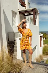 Vestido corto azul eléctrico con escote en V, mangas abullonadas 3/4, frunce central y volados en el ruedo.