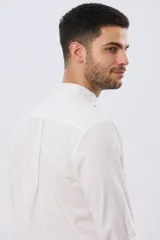 Camisa de lino y algodón color blanco, con cuello mao, manga larga y medio cierre frontal con botones.