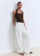 Top marrón de diseño entallado, con escote halter y tirantes anchos.