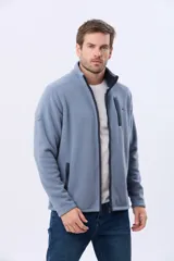 Campera polar de abrigo azul marino, con cuello alto, cierre frontal y bolsillos laterales y en el pecho con cierre.