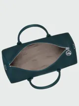Bolso tipo shoulder bag de diseño minimalista y estructurado, confeccionado en cuero liso color azul petróleo. Cuenta con doble asa superior, correa de hombro ajustable y extraíble, y cierre superior con cremallera.