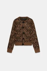 Chaqueta de punto con diseño jacquard de estampado animal en tonos marrón y negro. Presenta cuello redondo, manga larga y cierre frontal con botones decorados con abalorios.