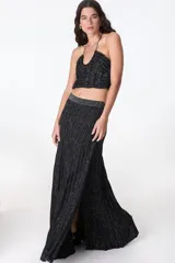 Falda larga color crema con lurex dorado, de tejido de punto acanalado y corte recto con abertura lateral.