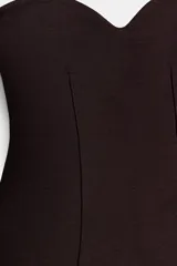 Top tipo corset de escote corazón y hombros descubiertos, con costuras verticales que definen la silueta.