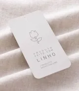 Camisa de hombre de manga corta color marrón, confeccionada en lino y algodón. Presenta cuello clásico, botonadura frontal, bolsillo en el pecho y mangas con botón para enrollar.