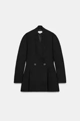 Blazer negro de corte entallado con cuello solapa, manga larga y cierre frontal cruzado con dos botones.