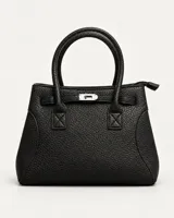 Cartera estructurada de textura granulada color negro, con doble asa corta y herrajes metálicos plateados.