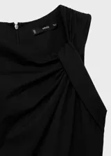 Mono largo negro con diseño culotte, cuello drapeado y tirantes anchos.