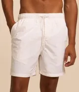 Bermuda de microfibra color salmón, con cintura elástica ajustable con cordón y aberturas laterales en el ruedo.