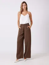 Pantalón palazzo de tiro alto en color verde militar, con diseño de doble abotonadura frontal, pinzas en la cintura y pierna ancha. Cuenta con cintura elástica en la parte posterior para mayor ajuste y bolsillos laterales funcionales.