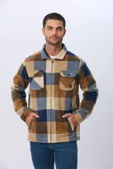 Campera leñadora de tejido polar con estampado a cuadros en tonos marrones, beige y azules. Presenta cierre frontal, cuello camisero, bolsillos superiores con solapa y bolsillos laterales.