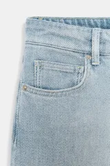 Jeans de tiro bajo y pierna ancha, confeccionados en hilatura de algodón, con diseño de cinco bolsillos y cierre frontal con cremallera y botón.
