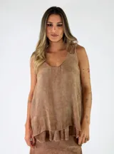 Musculosa de viscosa color marrón con efecto desteñido, cuello redondo y tirantes anchos con detalle de lazo en el hombro, de corte holgado.