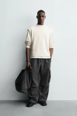 Camiseta sin mangas tipo tank con corte boxy fit, confeccionada en tejido técnico de algodón con elasticidad, cuello redondo y sisas amplias.