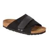 Sandalia Birkenstock modelo Kyoto, color negro, confeccionada en gamuza y nubuck. Presenta una tira ancha ajustable con cierre de velcro y remaches metálicos, sobre una base de corcho anatómica y suela de goma.