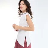 Camiseta sin mangas de color blanco, con cuello alto y diseño asimétrico de corte fluido.