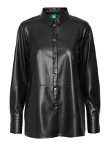 Camisa de efecto cuero color negro, con cuello clásico y cierre frontal de botones. Presenta mangas largas con volumen y diseño de calce regular.