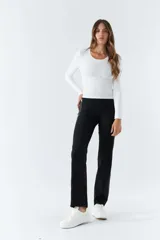 Pantalón negro de tiro alto con fit recto, elástico en la cintura y bolsillos.