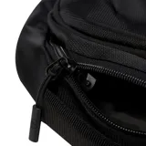 Mochila para laptop Caterpillar de color negro, confeccionada en poliéster de alta resistencia, con diseño ejecutivo y urbano, compartimento principal acolchado, bolsillo frontal con cierre y detalles en amarillo.