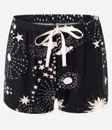 Conjunto de pijama de dos piezas confeccionado en viscolycra, compuesto por una blusa de manga corta con cuello solapa y botones frontales, y un short con cintura elástica y lazo. Estampado integral de temática espacial con estrellas, planetas y explosiones en tonos rosados y blancos sobre fondo negro.