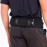 Riñonera unisex negra marca Merrell, ideal para trail running. Tiene capacidad de 2 litros, cuatro bolsillos exteriores y ajuste elástico con cierre.