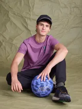 Pantalón de jogging negro con cintura elástica y cordón de ajuste, de corte entallado y puños acanalados en los tobillos.