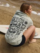 Buzo con capucha color verde claro, con estampado de motivos playeros en la espalda y texto "Rainbow Bay The Goldcoast GEM".