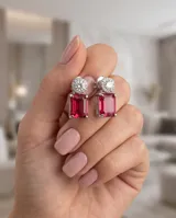 Caravanas de plata 925 con diseño colgante, compuestas por una base circular con circonias blancas y un cristal rectangular de color rojo.