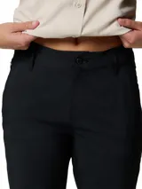 Pantalón de trekking Columbia modelo Silver Ridge Utility, color negro, con diseño convertible en shorts mediante cremalleras en las perneras, bolsillos laterales y traseros, y protección solar FPU 50.