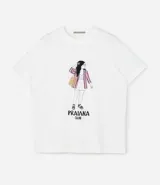 Remera blanca de algodón con estampa de una figura femenina con un blazer a rayas y un bolso de mimbre.