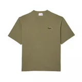 Remera de algodón color verde oliva, con cuello redondo, mangas cortas y el icónico logo del cocodrilo bordado en el pecho.