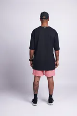 Short de baño color rosa, con cintura elástica, bolsillos laterales y trasero con velcro, suspensor interno y etiqueta de la marca en el frente.