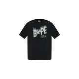Remera A Bathing Ape de manga corta y color negro, con cuello redondo y diseño gráfico estampado en el pecho con efecto de llamas y camuflaje.