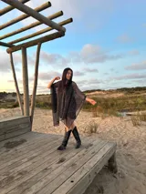 Poncho marrón de punto tipo crochet.