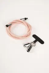 Cuerda para celular con cable cargador color rosa, con terminales metálicas plateadas y adaptador universal para teléfono.