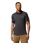 Chomba Columbia modelo Parsons Point Polo Omni-Shade de color negro, con cuello mao y cierre frontal de botones, manga corta y logo bordado en el pecho.