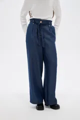 Pantalon de lyocell azul oscuro, de corte wide leg y tiro alto. Presenta cintura estilo paper bag con lazo ajustable del mismo tejido y cierre frontal con botón.