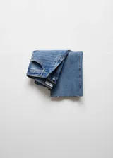 Jeans estilo flare tiro alto, color azul, con diseño crop, trabillas, cinco bolsillos y cierre de cremallera y botón.