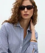 Camisa de tricolina marca Cortelle, con cuello solapa, abotonado delantero y mangas largas, con estampa de rayas en hilo teñido.