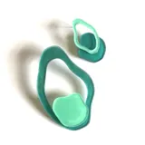 Par de aros colgantes con formas orgánicas irregulares en color verde agua y verde esmeralda.