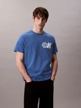 Remera de algodón color azul con cuello redondo, manga corta y corte regular. Presenta el monograma gráfico de Calvin Klein estampado en blanco en el lado izquierdo del pecho.