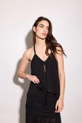 Top reversible de corte suelto y fluido, con tiras cruzadas al cuello y abertura frontal.