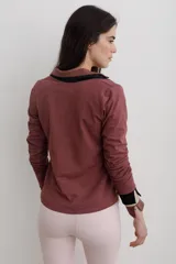 Remera de algodón con cuello camisero y escote en V profundo, de manga larga con puños en contraste de color.
