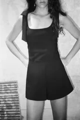 Shorts negros de tiro alto, corte recto y holgado, con cierre lateral oculto en la costura.