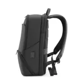 Mochila negra de poliéster impermeable, con capacidad de 22 litros y espacio para portátiles de hasta 17,3 pulgadas. Tiene 4 bolsillos interiores (2 con cremallera), 2 espacios interiores para botellas de agua, llavero interior, espacio para Baleine Card y cinturón para valija en la parte trasera.