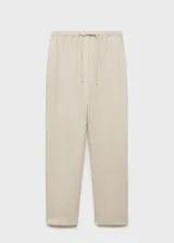 Pantalon de lino color beige, de corte recto y tiro alto. Cuenta con cintura elástica con cordón ajustable y bolsillos laterales.