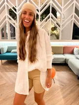 Bandana o turbante de punto fino color beige claro, con textura brillante o metalizada.